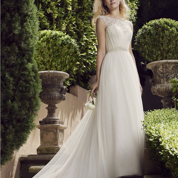 Brand new, never been worn wedding dress - Picture 1 of 14